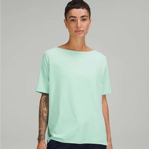🆕NWT {Lululemon Athletica} Back in Action Short Sleeve Nulu. Size 4.
